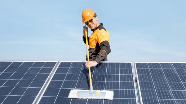 Nettoyer son panneau photovoltaïque sans l'abîmer
